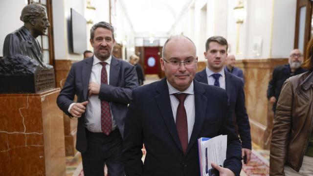 El portavoz del PP en el Congreso, Miguel Tellado, en los pasillo de la Cámara.