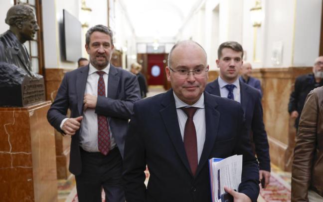El portavoz del PP en el Congreso, Miguel Tellado, en los pasillo de la Cámara.