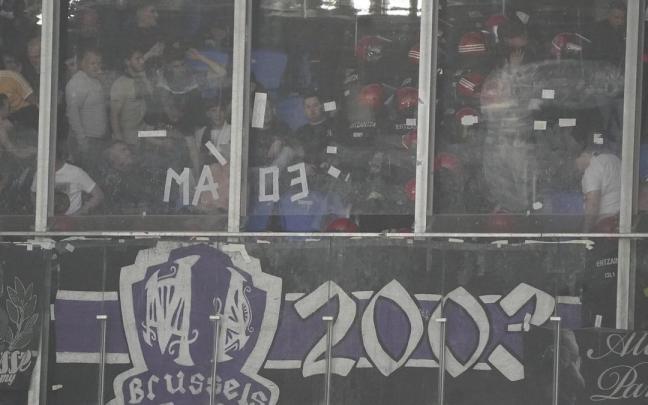 Imagen de los ultras en Anoeta. / RUBEN PLAZA