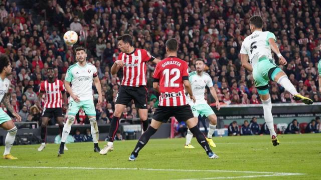 Mikel Vesga cabecea un centro ante la mirada de Guruzeta