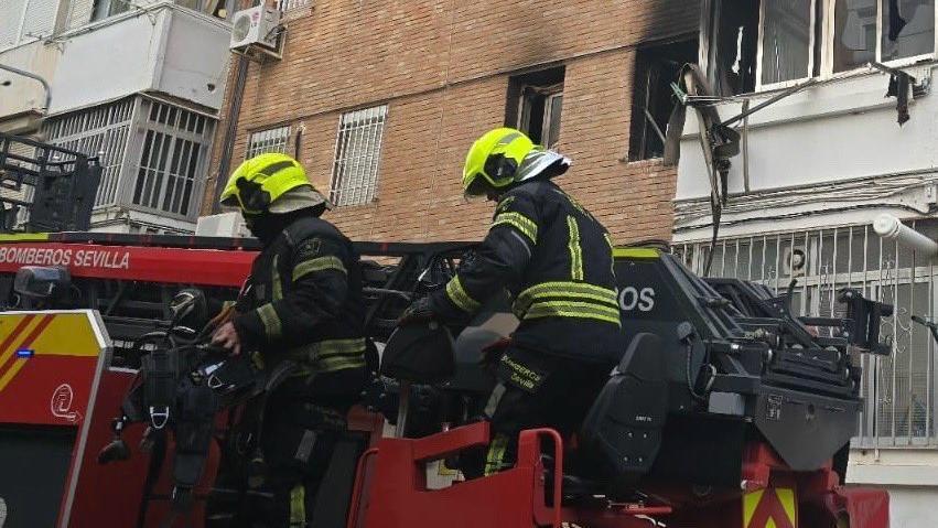 Una dotación de bomberos interviene en un incendio.