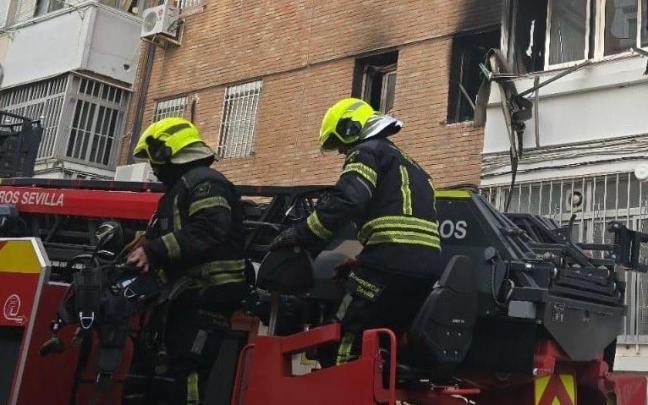 Una dotación de bomberos interviene en un incendio.