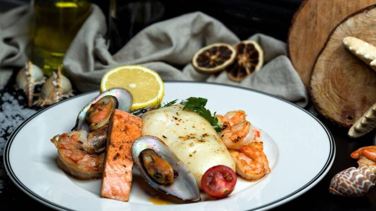 Pescados y mariscos en una plato con decoración navideña