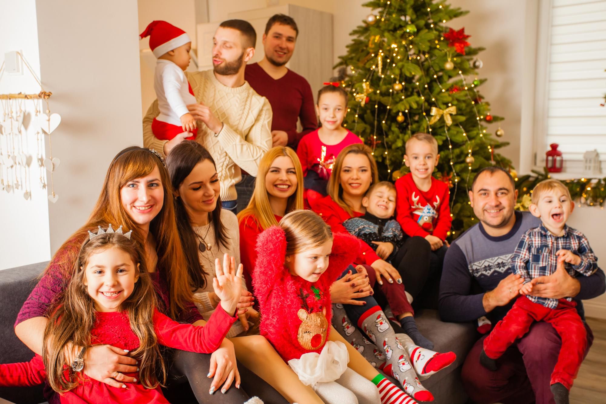 Hermanos y sobrinos posan junto al árbol de Navidad.