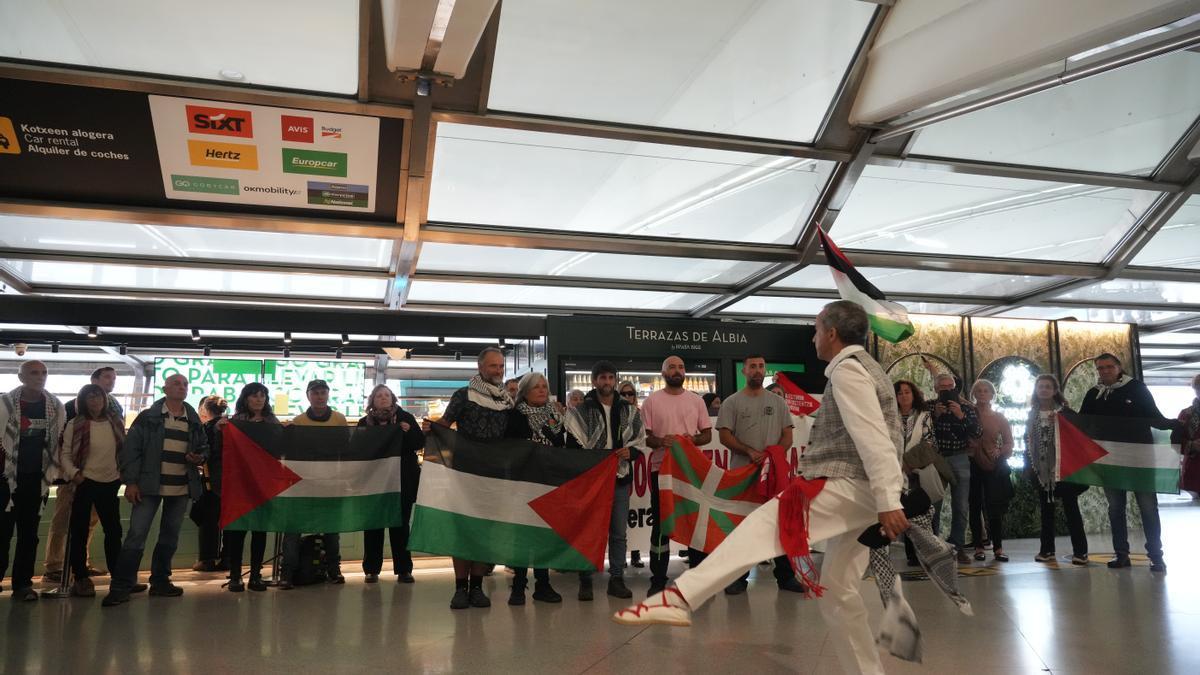 Varios participantes de la Global Sumud Flotilla llegan a Bilbao tras ser retenidos por Israel, este lunes.