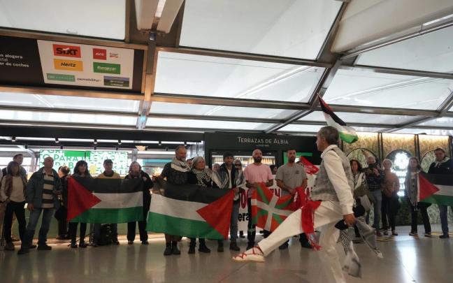 Varios participantes de la Global Sumud Flotilla llegan a Bilbao tras ser retenidos por Israel, este lunes.