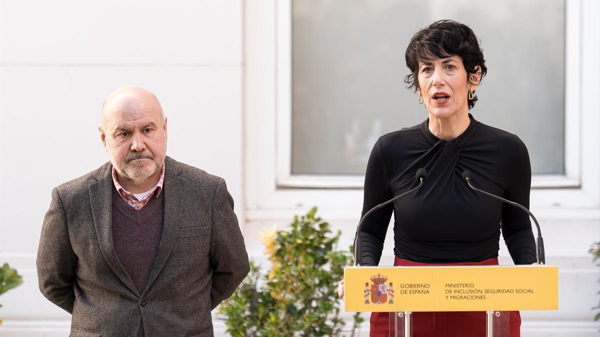 La ministra de Inclusión, Seguridad Social y Migraciones, Elma Saiz (d), y el presidente del Comité de Representantes de Personas con Discapacidad (CERMI), Luis Cayo Pérez Bueno (i).