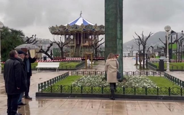Ofrenda floral en Donostia con la presencia de Ynestrillas