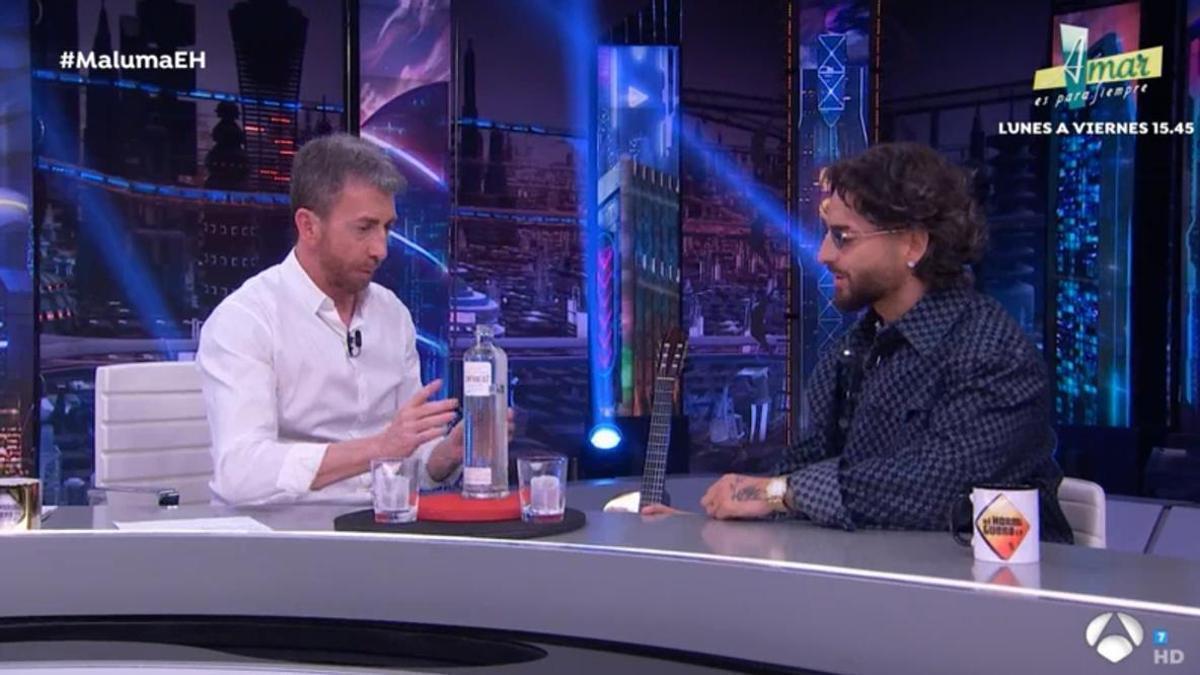 Pablo Motos y Maluma con la botella de mezcal en el programa.