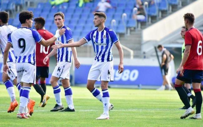 Los jugadores del Sanse felicitan a Martón, tras anotar un gol con el filial de la Real. / ARNAITZ RUBIO