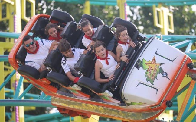 Seis personas, subidas a la atracción Jet Star.