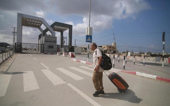 Un hombre junto al paso de Rafah, en la frontera entre Egipto y el sur de la Franja de Gaza.