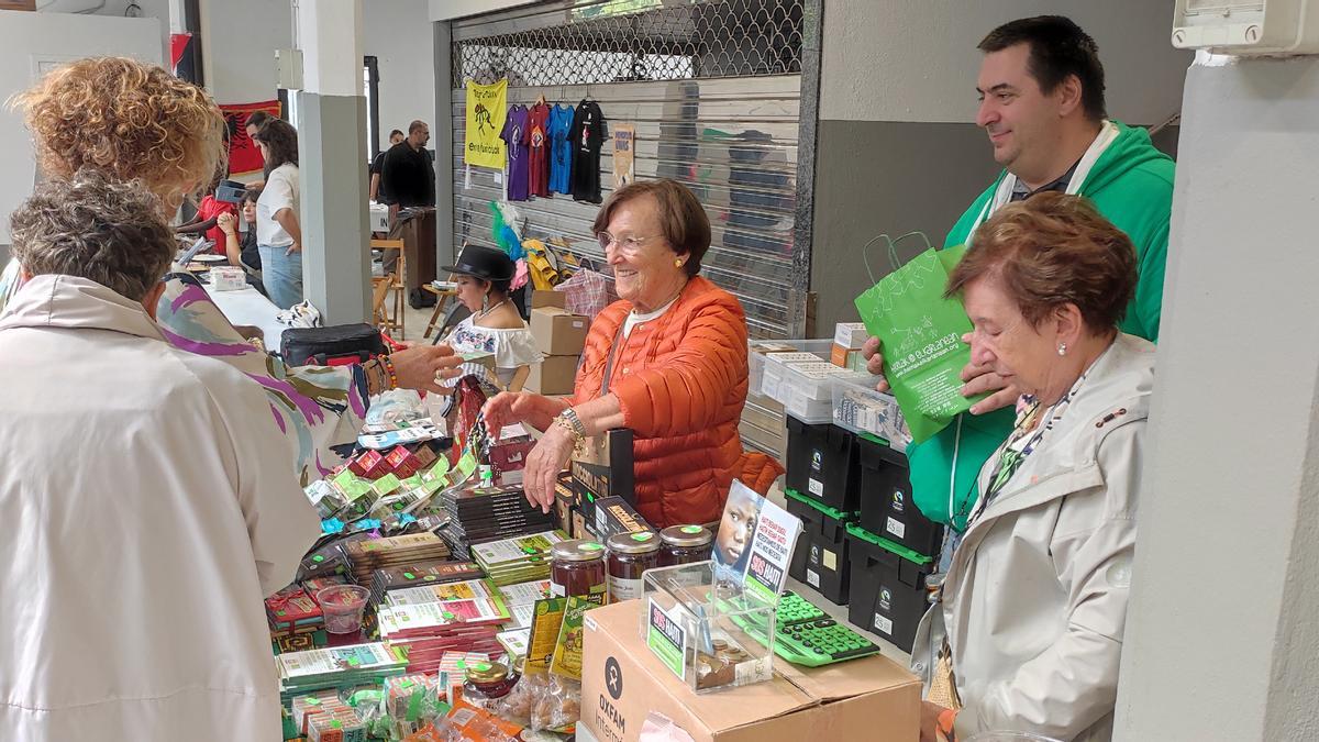 La feria contó con la presencia de 10 puestos en los que diferentes ONGs con las que colabora con el Ayuntamiento de Azkoitia presentaban sus proyectos solidarios.