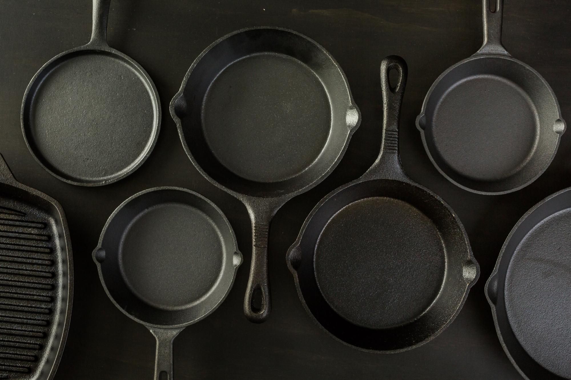 Sartenes antiaderentes de hierro de diferentes tamaños.