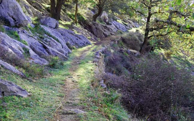 El sendero discurre sobre un viejo canal de agua, deteriorado por el paso del tiempo, y destaca por su belleza paisajistica.