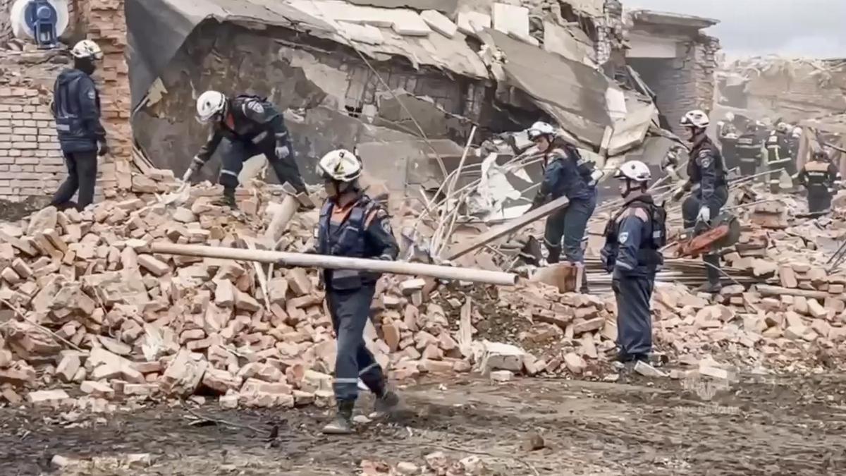 Personal de Emergencias de Rusia trabajando entre los escombros del almacén tras la explosión.