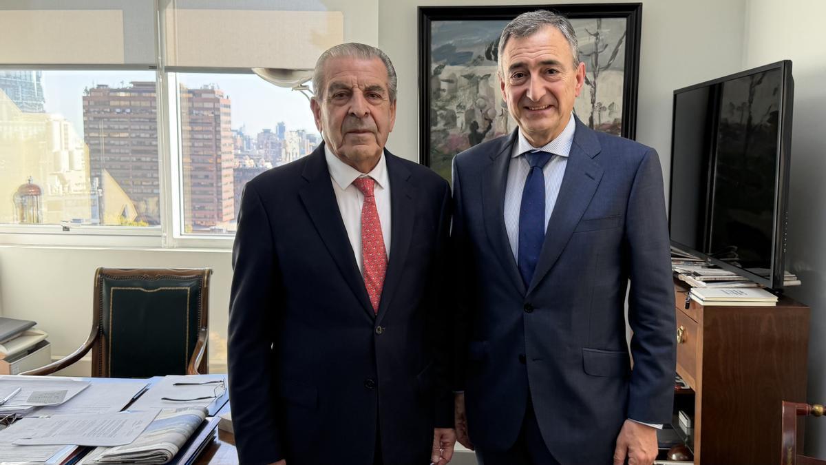 El expresidente de Chile Eduardo Frei y el líder del PNV, Aitor Esteban, ayer en Santiago