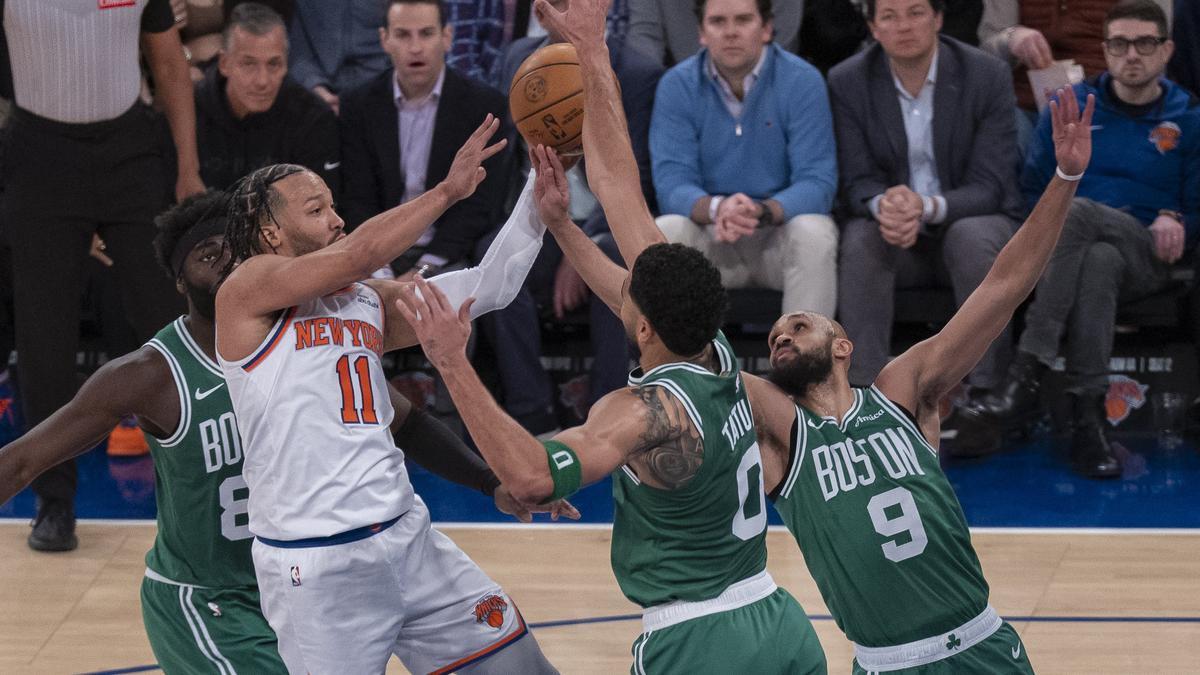Jalen Brunson trata de lanzar a canasta ante la defensa de los Boston Celtics.