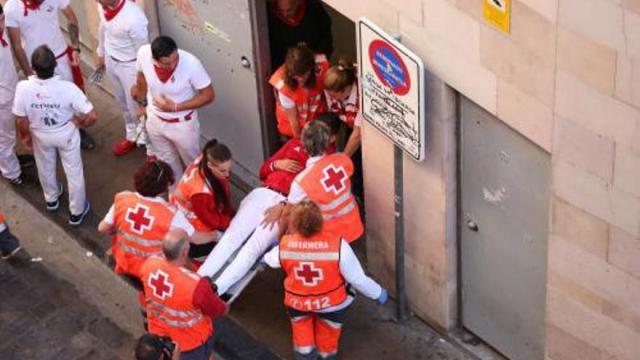 El joven de Noáin es trasladado en camilla.