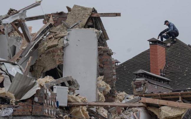 Un hombre revisa los daños tras un ataque ruso en Ucrania.