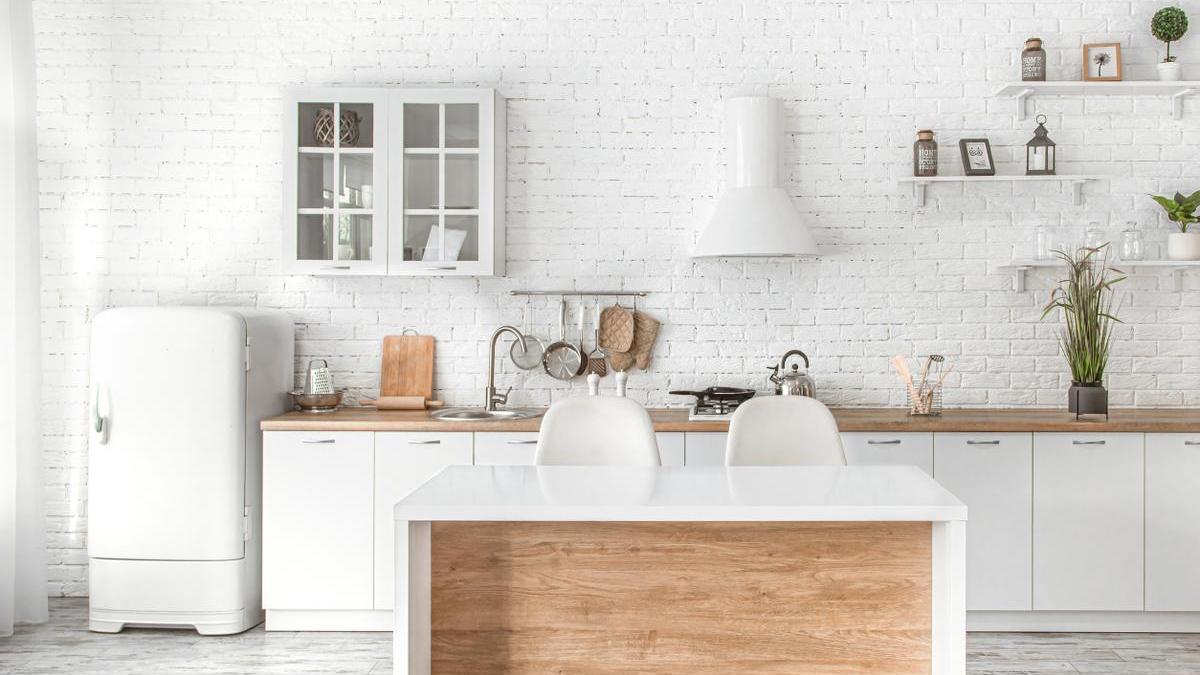 Cocina en tonos blancos y madera.