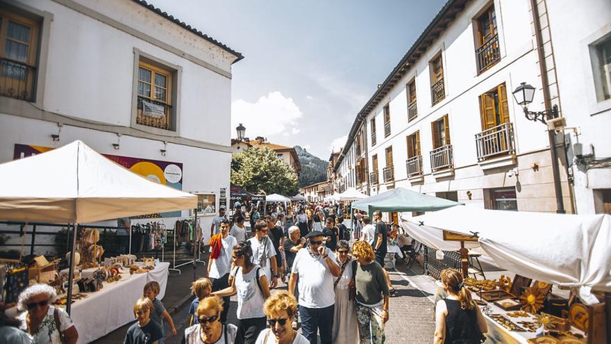 Artesanía, productos de alimentación y herramientas engrosan, entre otras muchas propuestas, la oferta de la feria.