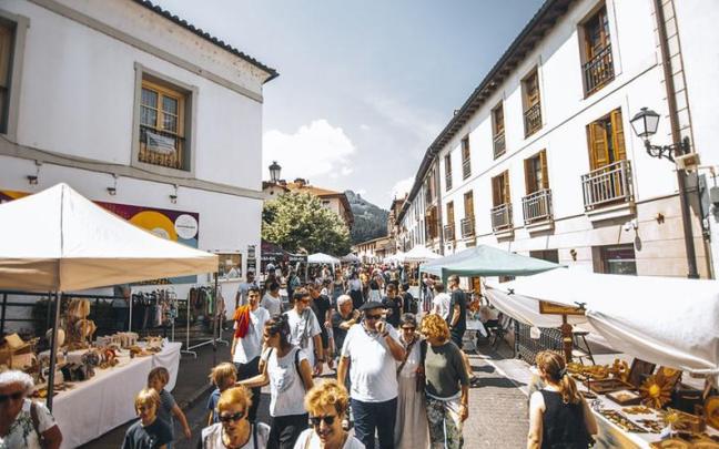 Artesanía, productos de alimentación y herramientas engrosan, entre otras muchas propuestas, la oferta de la feria.