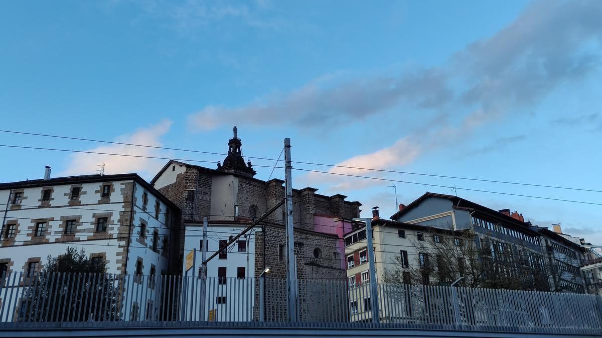 El casco antiguo de Ordizia visto desde la estación de tren.