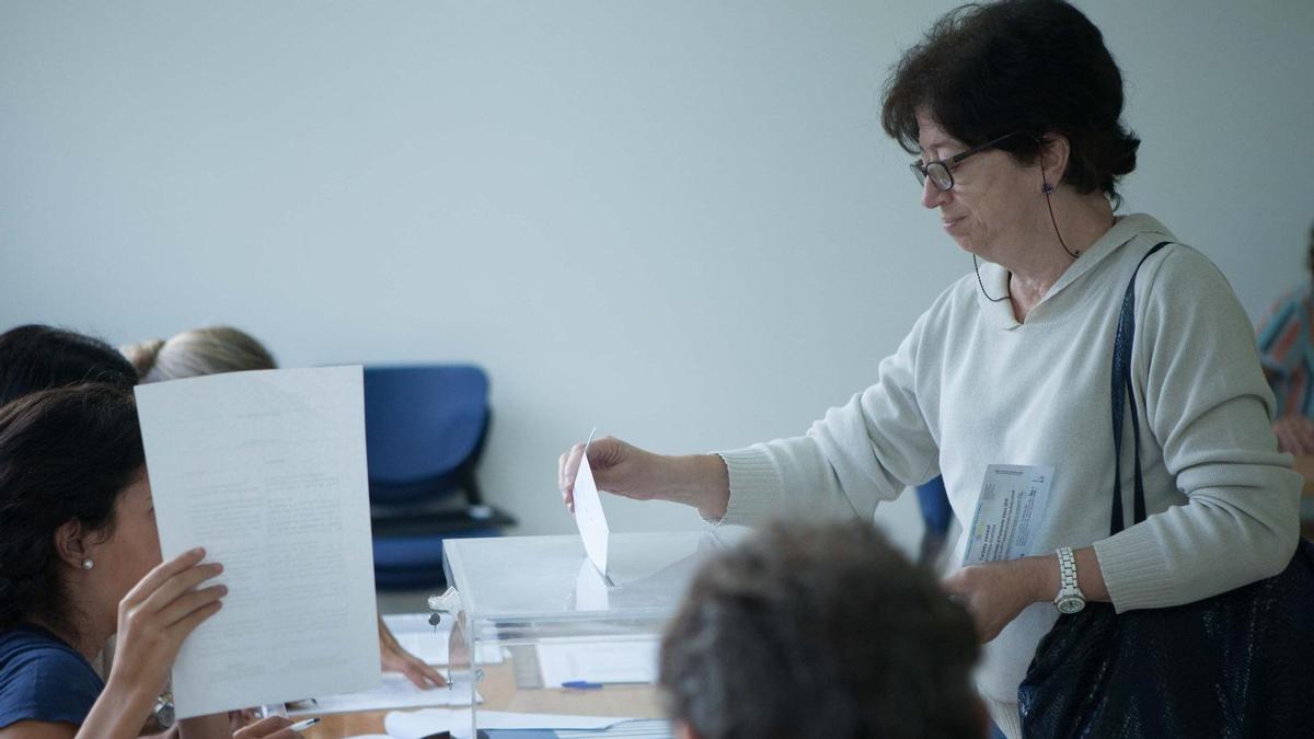 Una mujer deposita su voto en las elecciones de 2016.