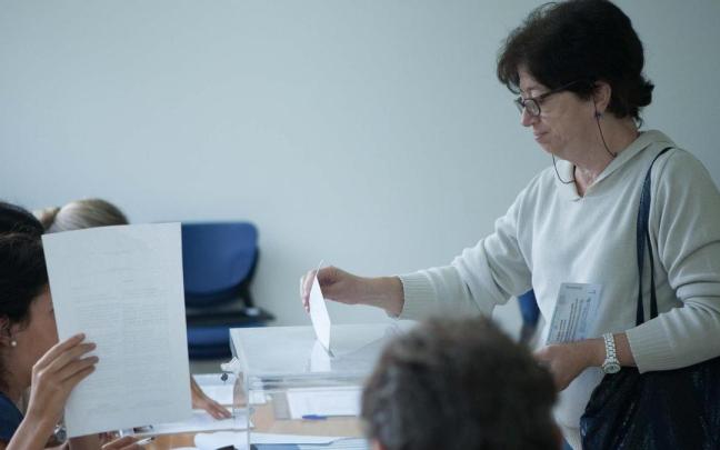 Una mujer deposita su voto en las elecciones de 2016.