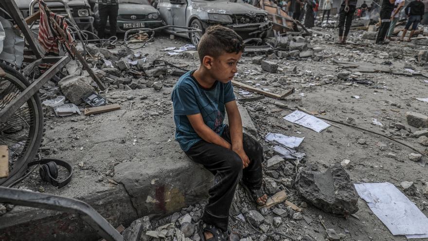 Un niño, devastado y con la mirada perdida por el horror que vive Gaza.