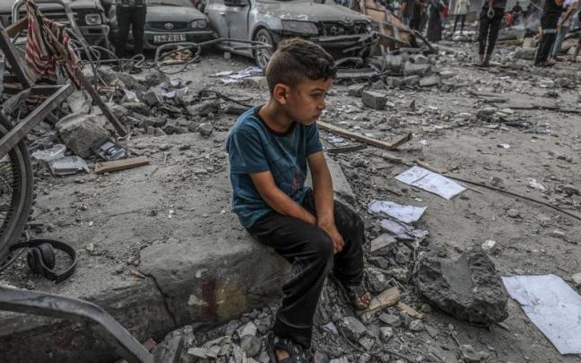 Un niño, devastado y con la mirada perdida por el horror que vive Gaza.