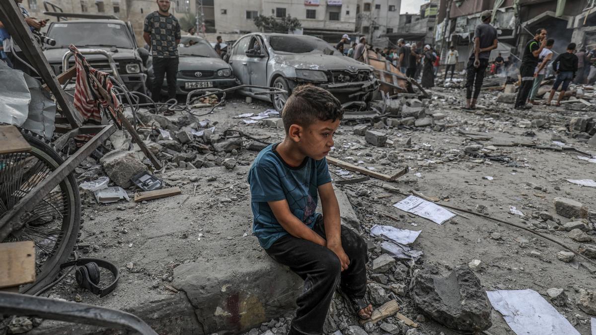 Un niño devastado y con la mirada perdida por el horror que sigue viviendo Gaza.