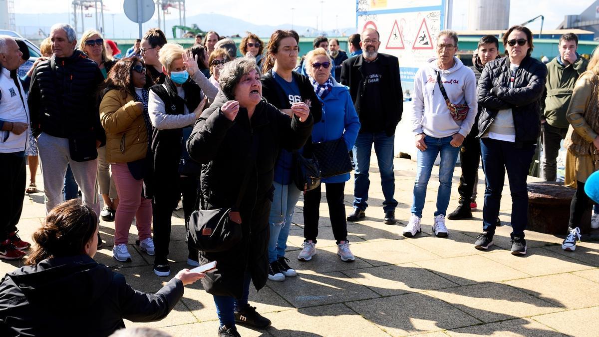 La familiar de uno de los fallecidos protesta durante un minuto de silencio por las víctimas del naufragio del Vilaboa Uno.