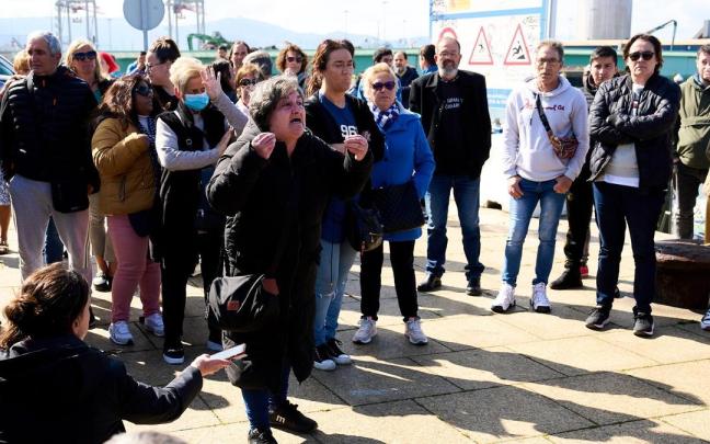 La familiar de uno de los fallecidos protesta durante un minuto de silencio por las víctimas del naufragio del Vilaboa Uno.