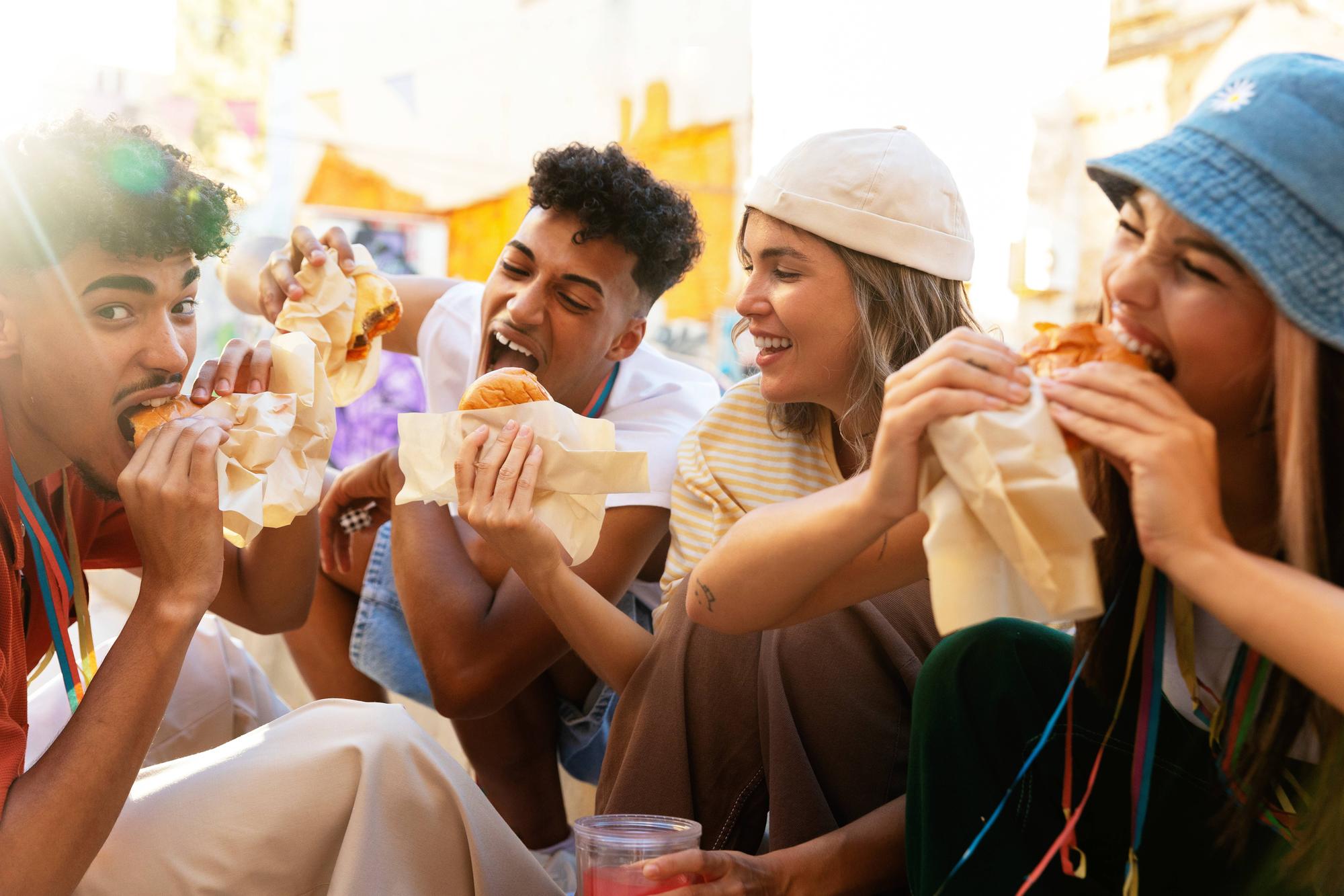 Un grupo de jóvenes comiendo en un festival.