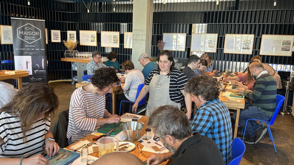 Participantes en una de las actividades con las que Kofradia Itsas-Etxea brinda la oportunidad de conocer la pesca desde dentro.