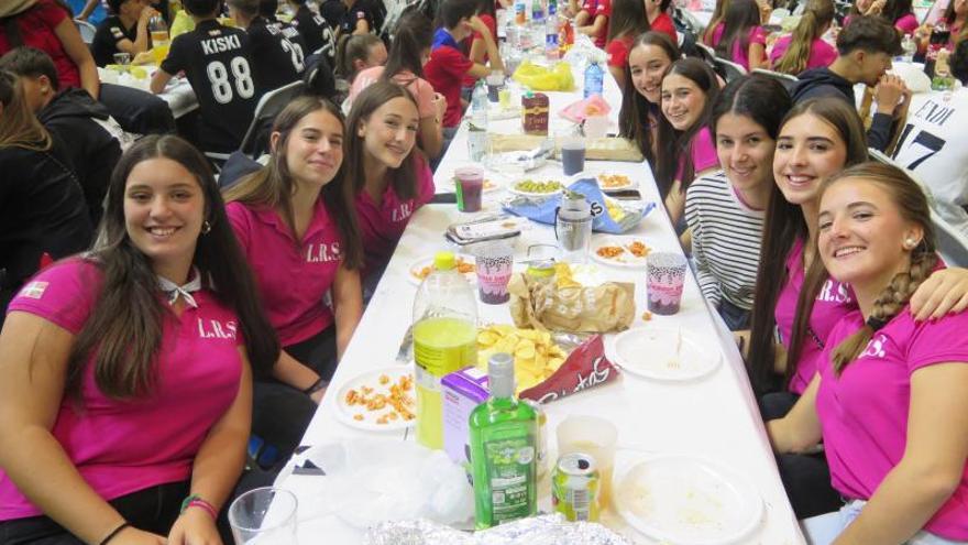 Un grupo de chicas, en la comida de cuadrillas de las fiestas del año pasado.