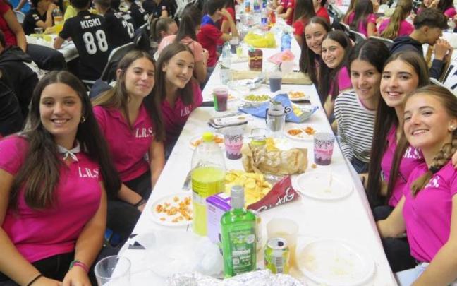 Un grupo de chicas, en la comida de cuadrillas de las fiestas del año pasado.