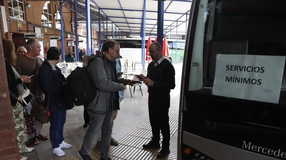 La huelga en el transporte de viajeros por carretera comenzó el pasado 28 de octubre.