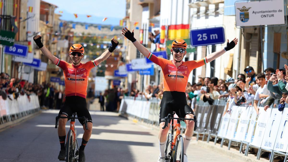 Axel van der Tuuk e Iker Mintegi celebran el doblete del Euskaltel-Euskadi.