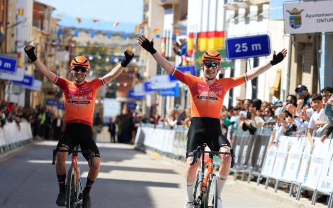 Axel van der Tuuk e Iker Mintegi celebran el doblete del Euskaltel-Euskadi.