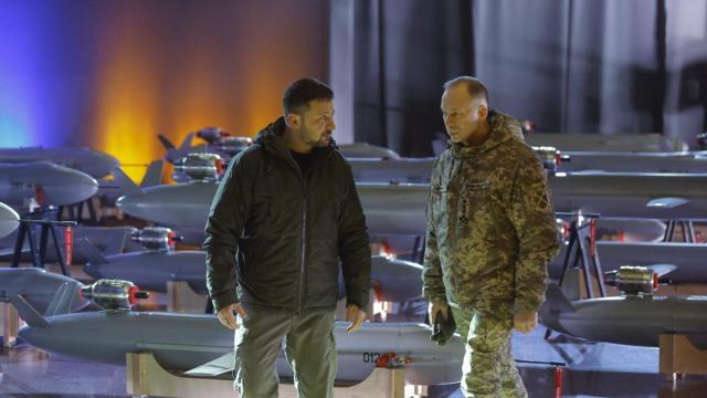 El presidente ucraniano, Volodímir Zelenski, junto al comandante en jefe del Ejército cesado, Oleksandr Sirski.