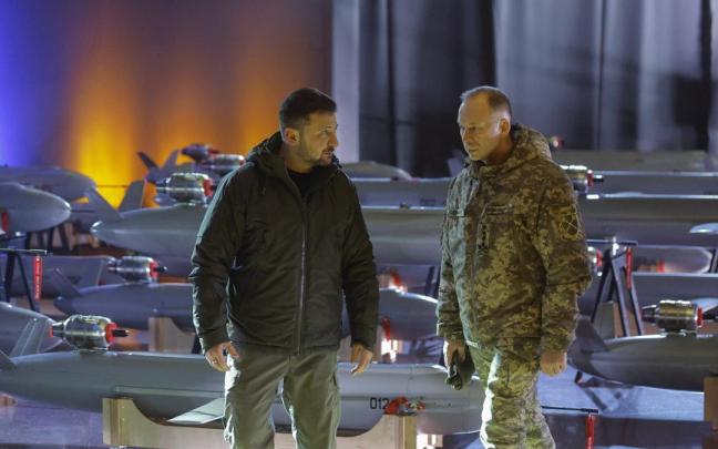 El presidente ucraniano, Volodímir Zelenski, junto al comandante en jefe del Ejército cesado, Oleksandr Sirski.