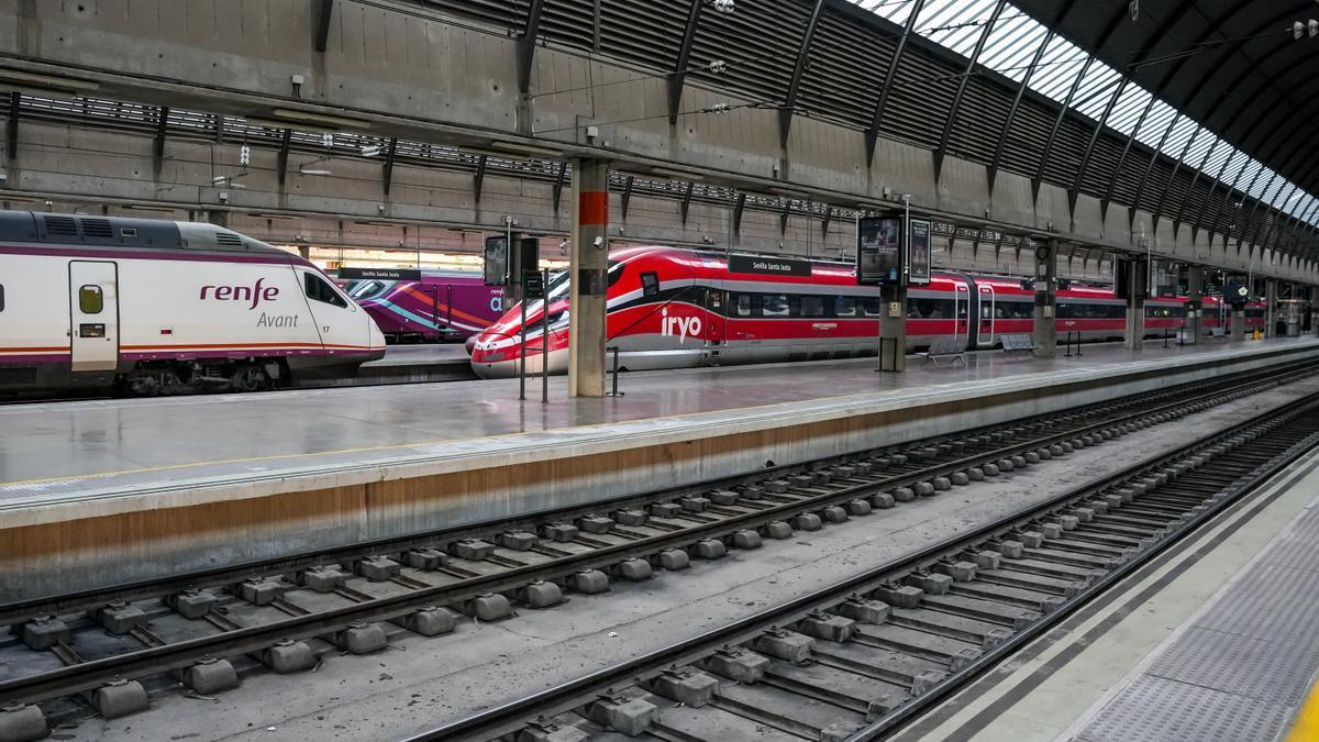 Un tren Irlo y un Avant parados en la estación de Santa Justa de Sevilla.