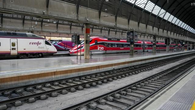 Un tren Irlo y un Avant parados en la estación de Santa Justa de Sevilla.