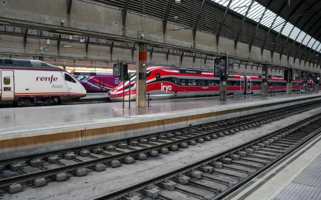 Un tren Irlo y un Avant parados en la estación de Santa Justa de Sevilla.