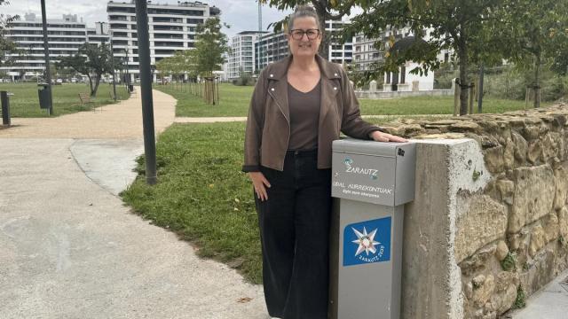 Garbiñe Oiarbide, concejala de Participación, junto al buzón del parque Amalur de Zarautz.