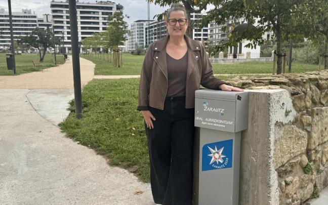 Garbiñe Oiarbide, concejala de Participación, junto al buzón del parque Amalur de Zarautz.