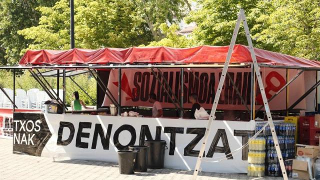 Txosna de GKS en Gasteiz, ubicada fuera del recinto oficial, y antes de la apertura de la barra